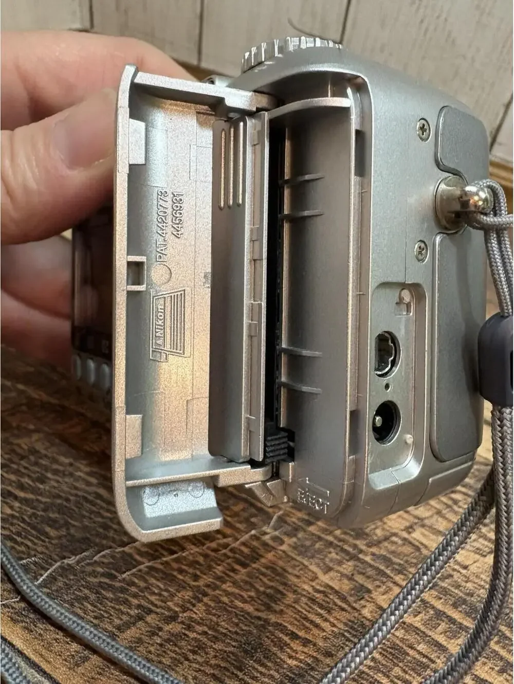 Nikon Coolpix 4300 4.0MP Digital Camera Silver PARTS ONLY